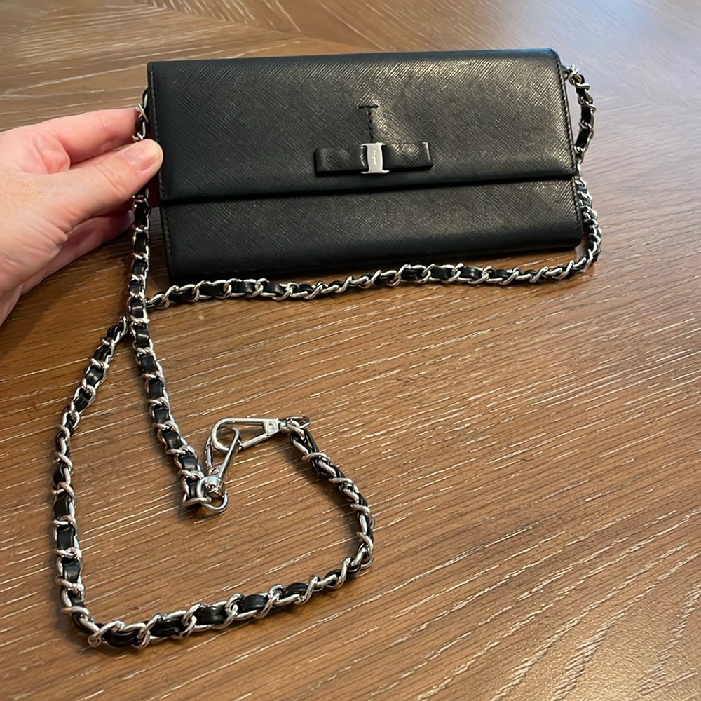 EUC FERRAGAMO Vara Bow Wallet with after market chain included